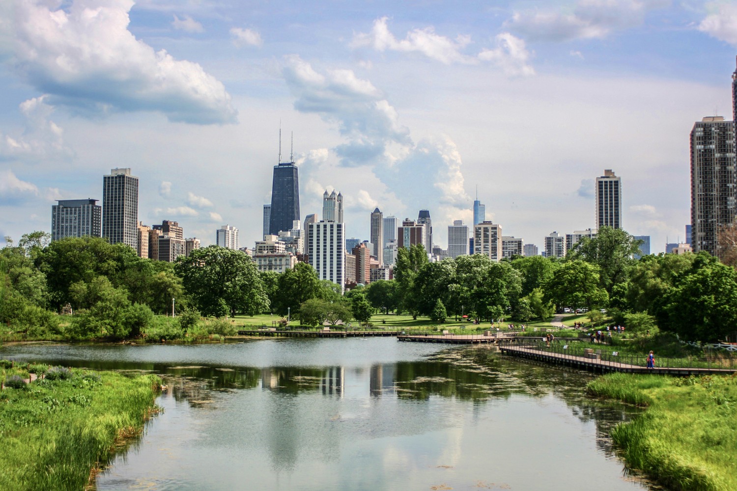 Chicago skyline. Weekend getaways from Chicago, IL.
